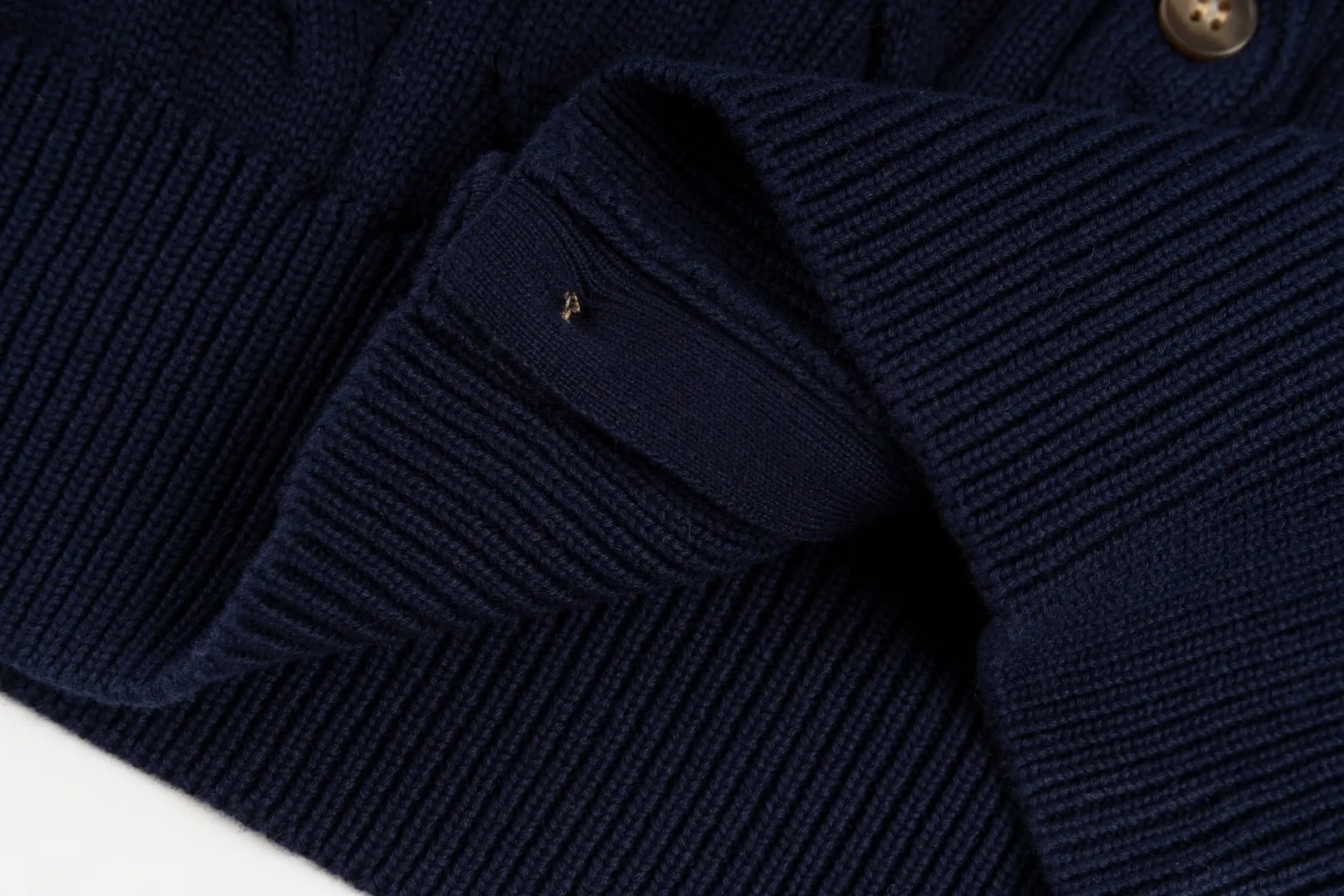 P230 #R93 RALPH LAUREN Ralph Lauren twelve colors classic small label embroidery logo seven-button knitted cable cardigan sweater women's top, high-density LOGO embroidery on the chest, original customization of tag accessories. Made of pure cotton yarn, pure cotton is skin-friendly and comfortable, small label war horse embroidered twist button cardigan sweater 🐎 high quality, follow the blogger to learn how to wear it! Let’s buy a Ralph Lauren cable sweater. It’s a super hard-to-find series after it became popular. It’s hard to find one on the official website. It’s simple and practical to wear, with a lazy and loose feel. The thickened fabric has more texture, feels soft and delicate, and has a loose fit. Whether worn alone or layered, you can wear different styles of fashion with just one piece!   Size: